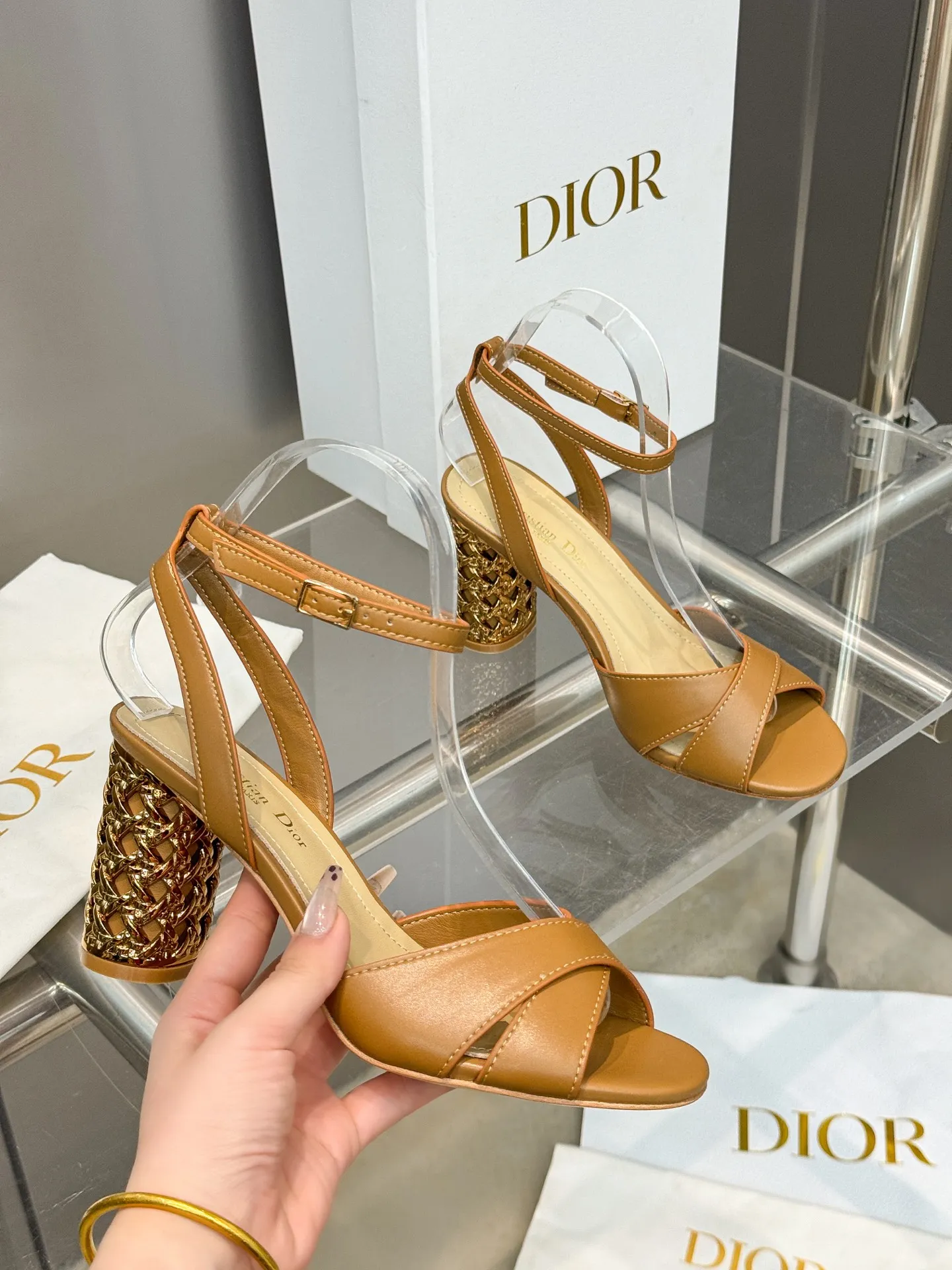 👟👟Ex-factory price 560👟👟 Dior 2024 autumn and winter new Icon series cylindrical heel ankle strap women's shoes CD star same style high-heeled round toe cross strap color matching sandals Material: imported full-grain calfskin upper + water-dyed sheepskin lining feet + Italian genuine leather outsole Heel height: 8.5CM Size: 35-42 Standard code (40.41.42. Customized, non-refundable)